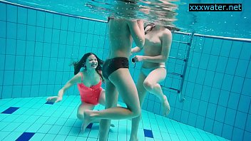 Настоящий русский секс в бассейне в воде